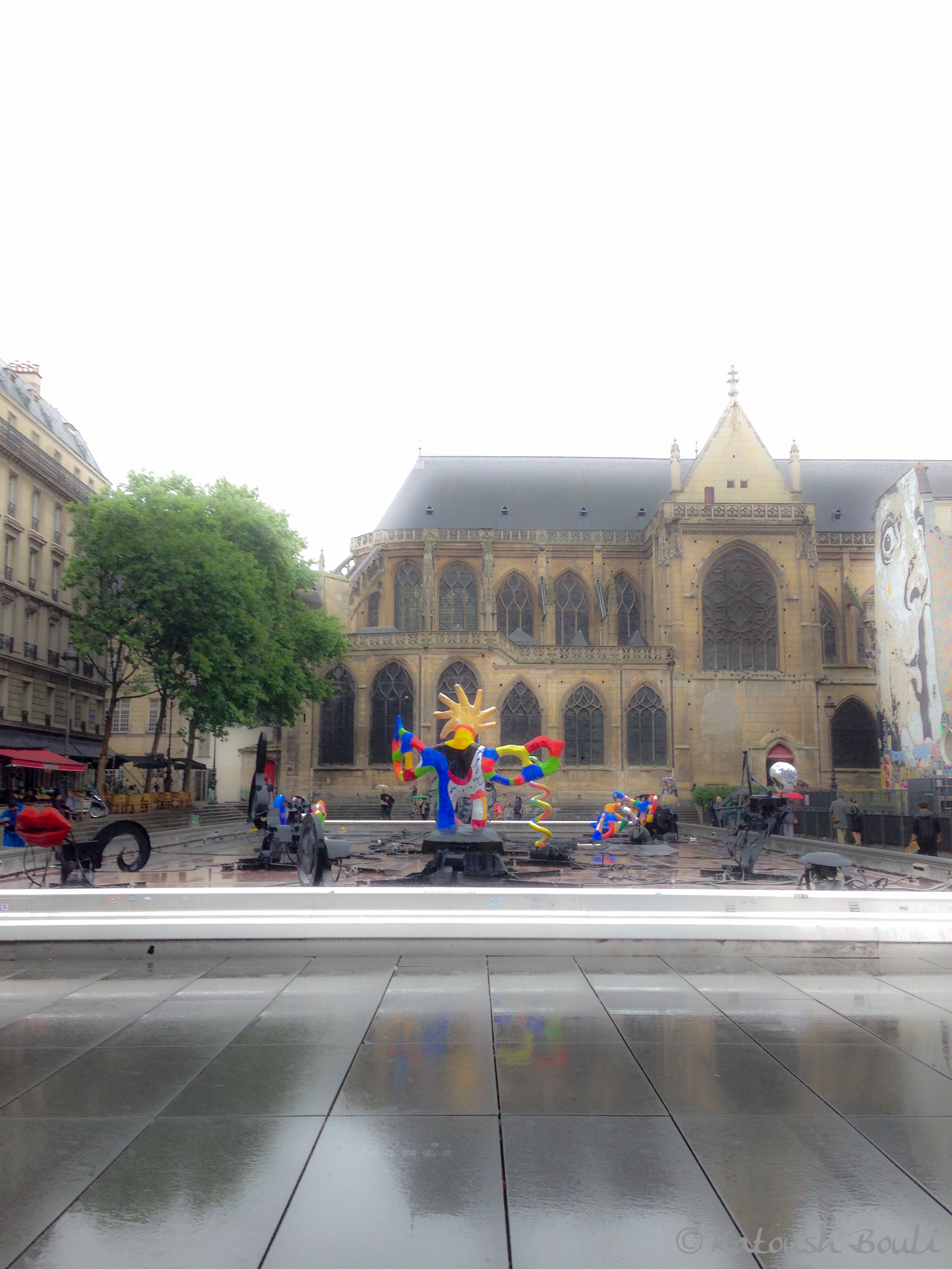 La place Stravinsky sous la pluie à Paris - Mélancolie Voyageuse - Blog de voyage et d'écriture